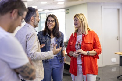 Les tinentes d'alcalde, Begoña Iglesias i Cristina Morón, amb Samuel de la Fuente, gerent de l'EMAU.