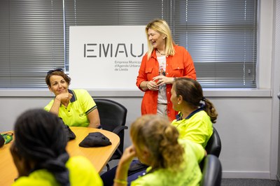 La tinenta d'alcalde, Begoña Iglesias, amb les treballadores de l'EMAU.