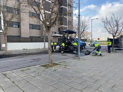 Operaris treballant en l'esquena d'ase al carrer de l'Enginyer Santi Companys.