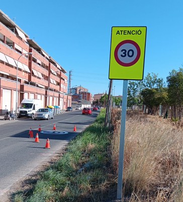 També s’ha pintat senyalització horitzontal indicant que la velocitat màxima permesa és de 30 km/h.