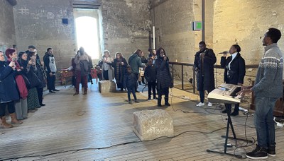 Inauguració de la mostra "25 anys de veïnatge. L'exposició fotogràfica de Veïns del Món Solidaris", al Castell dels Templers de Gardeny..