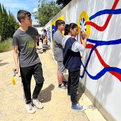Mural al Refugi dels Peluts pintat per alumnes de secundària.