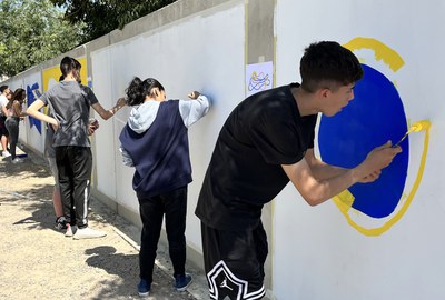 Una vintena d’alumnes del centres educatius de secundària han pintat un mural al Refugi dels Peluts de Lleida amb l’activitat “Muranimal”.