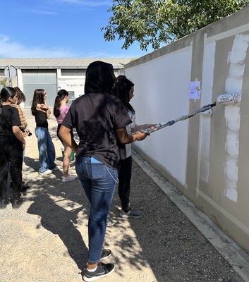 Nois i noies del col·legi El Carme i les instituts Maria Rúbies i Guindàvols han pres part de la proposta, amb muralistes de la cooperativa -REM..