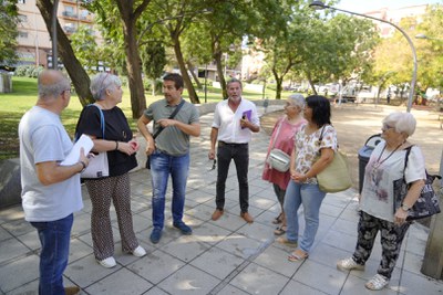 La regidora de barri, Carme Valls, ha visitat les actuacions, amb representants del veïnat i tècnics municipals i de les empreses concessionàries.