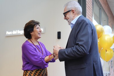 L'alcalde Larrosa amb la directora del nou Centre de Dia, Amaya Roncal.