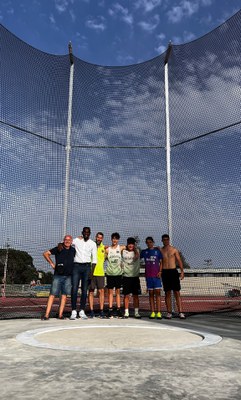 El regidor Jackson Quiñónez ha visitat aquesta tarda la nova gàbia de llançament de disc, pes i martell a la pista d'atletisme de Les Basses..