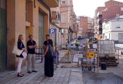 L’alcaldessa accidental, Begoña Iglesias, ha visitat els treballs que es fan al carrer Corts Catalanes, en el tram entre els carrers Garrotxa i Nogue….