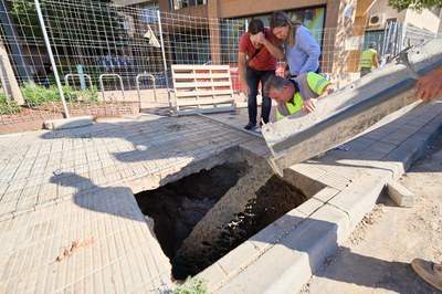 Un dels camions aportant formigó a l'esvoranc.