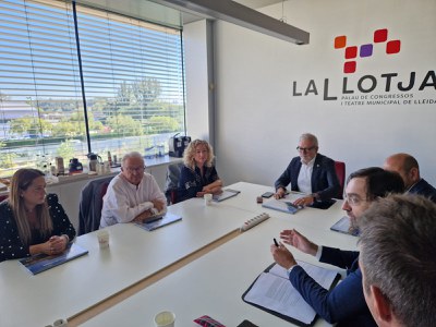 L'alcalde Larrosa, amb la regidora Pilar Bosch i Paco Cerdà, presidenta i conseller delegat del CNC, respectivament..