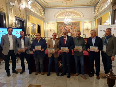 L'alcalde amb els autors i membres de la junta de l'entitat.