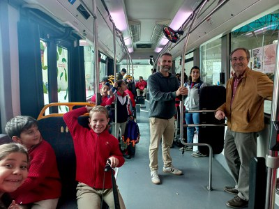 Aquesta iniciativa té com a objectiu donar a conèixer i fomentar el transport públic entre els escolars.