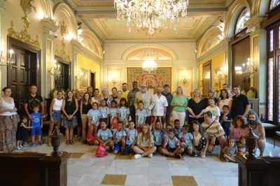Foto de família de l'alcalde, membres de la corporació, les entitats, les famílies i els nens i les nenes saharauís.