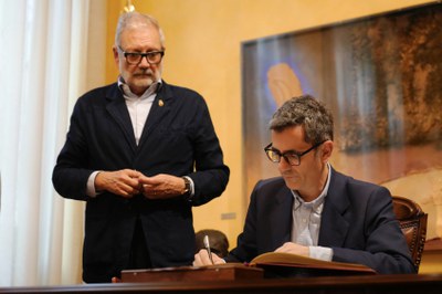 El ministre ha signat el Llibre d'Or de l'Ajuntament de Lleida..