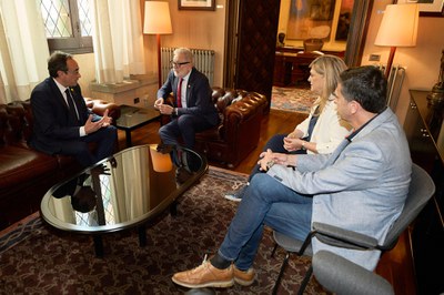 L'alcalde F. Larrosa, amb els regidors V. Cervera i J. Falcó, s'han reunit amb el president del Parlament de Catalunya a la Paeria..