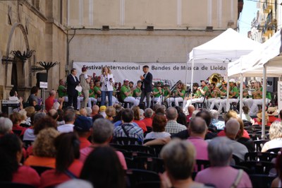 La regidora Pilar Bosch ha donat la benvinguda a les bandes i al públic del festival, a la plaça de la Paeria..