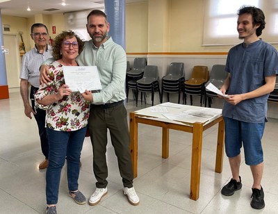 El regidor de barri de La Mariola i Turó de Gardeny, Xavi Blanco, ha lliurat els certificats de participació a les persones voluntàries.