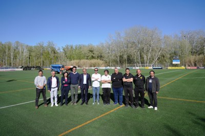 Recta final dels treballs de renovació de la gespa artificial del camp municipal de futbol de Pardinyes.
