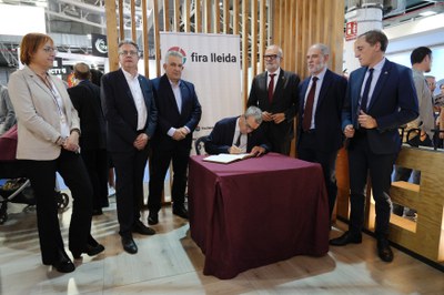 Signatura al Llibre d'Honor de Fira de Lleida del secretari general per al Repte Demogràfic del ministeri per a la Transició Ecològica i el Repte Dem….