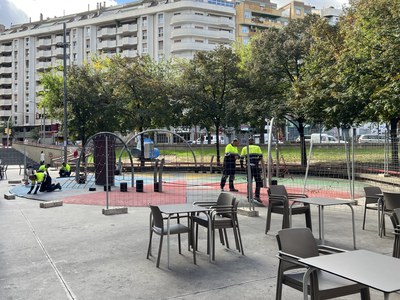 Tasques de reparació del paviment a la zona de jocs del Parxís, a la plaça dels Pagesos.