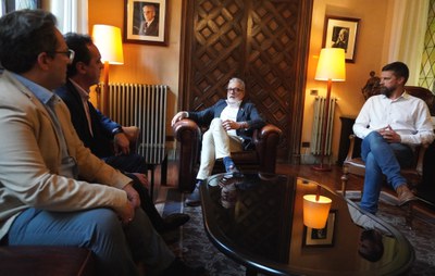 El paer en cap, Fèlix Larrosa, acompanyat del tinent d’alcalde Carlos Enjuanes, s’ha reunit amb el delegat de l’ONCE a Catalunya, Enric Botí, i el di….