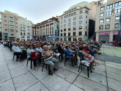 La plaça Sant Joan, de gom a gom, ha gaudit de la tradicional Cantada d'havaneres.