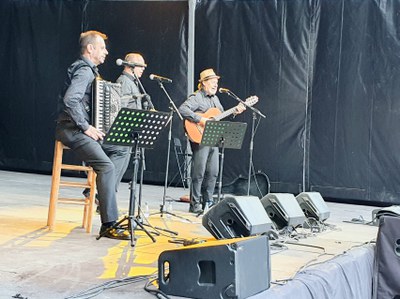 Barca de Mitjana i el grup Boira han amenitzat la vesprada a la plaça Sant Joan.