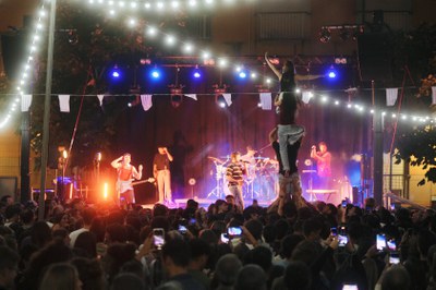 Els Castellers de Lleida presents al concert de Sexenni han improvitzat un pilar entre la multitud.