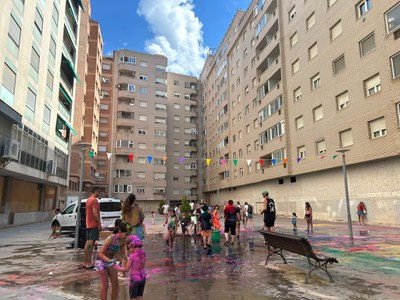 El barri Instituts-Sant Ignasi ha celebrat la Festa de l’Escuma i Holi Colors.