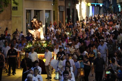 Els nens i nenes de Lleida han desfilat aquest vespre il·luminant amb els seus fanalets els carrers de la ciutat en la tradicional Romeria dels Fanalets de Sant Jaume, declarada com a Festa Patrimonial d’Interès Nacional.