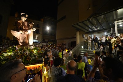 Aquesta festa, que recorda la llegenda del pas de Sant Jaume per Lleida, ha comptat amb la participació del paer en cap, Fèlix Larrosa, acompanyat de….