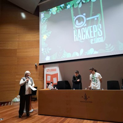 La tinenta d'alcalde i regidora de Bon Govern, Carme Valls, durant la presentació del certamen.