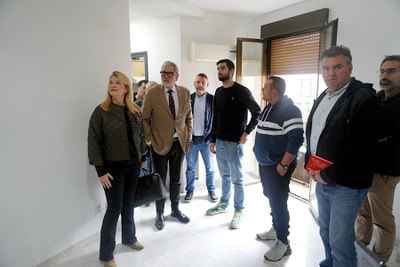 L'alcalde ha pogut visitar els habitatges, acompanyat de personal municipal i de la cooperativa.