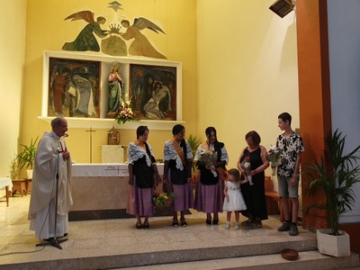 Les pubilles d'enguany han fet l'ofrena floral i d'aliments en honor a la Mare de Déu de l'Assumpció.