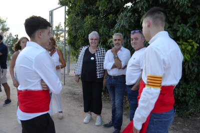 Carme Valls i Guillem Boneu saluden alguns dels participants en el sopar popular de la Festa Major..