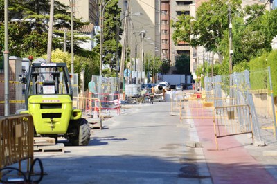 Les obres, que està previst que acabin a final de mes, suposaran una ampliació de voreres i renovació de l’aigua potable dels dos carrers.