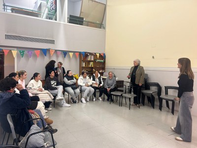 Carme Valls ha visitat el taller d'emprenedoria que s'ha fet al Centre Cívic de La Mariola.