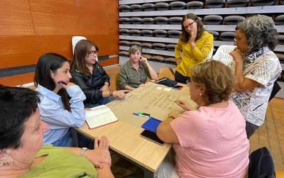 Participació en el taller de membres del Consell Municipal de la Dona i usuàries del Casal de la Dona que han fet dinàmiques grupals per debatre com ….