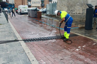 Neteja d'embornals a la plaça del Dipòsit.