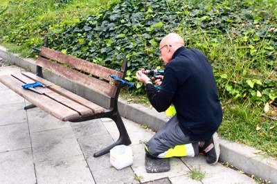 Tasques de reparació d'un banc.