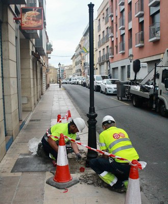 Operaris treballant en l'arranjament d'un fanal a Sant Martí.