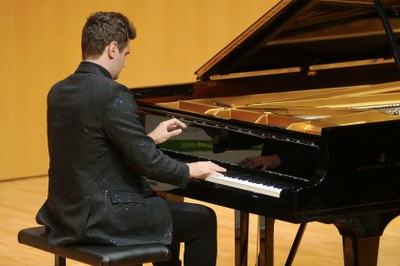 El concert ha anat a càrrec del guanyador del Segon Premi en el Concurs Internacional de Piano Ricard Viñes 2023, Artem Kuznetsov.