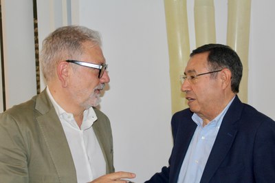 L'alcalde, Fèlix Larrosa, i el president de la Federació Catalana del Voluntariat Social, Ramon Farré.