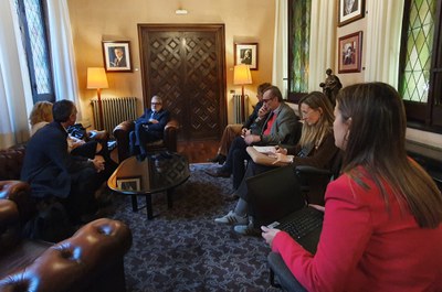 La directora general de Turisme, Cristina Lagé, l’alcalde, Fèlix Larrosa, la regidora de  Cultura i Promoció de la Ciutat, Pilar Bosch, el director adjunt de Promoció Econòmica, Miguel Luis Lapeña, i la directora tècnica de Turisme, Mònica Terrado, a la reunió de treball.