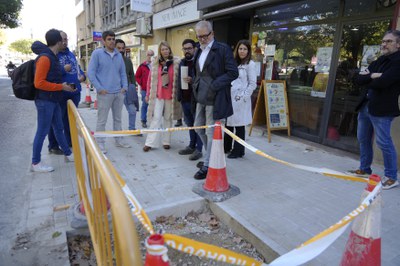 El paer en cap, Fèlix Larrosa, ha visitat la finalització de les obres al carrer Bisbe Messeguer..