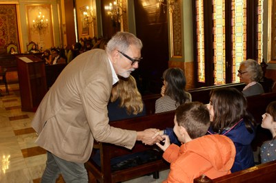 L'alcalde Larrosa saluda els nens i nenes presents a la sala.