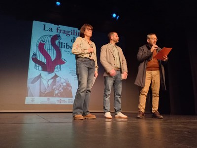 Uns 300 alumnes de vuit instituts de Lleida reten homenatge a les víctimes de l’Holocaust al Teatre Municipal de l’Escorxador.