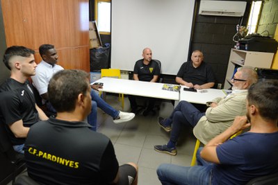Reunió de l'alcalde i els regidors Quiñónez i Enjuanes amb el president del CF Pardinyes, Rafa Gimena, i membres del club..