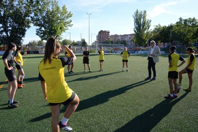 300 esportistes juguen al CF Pardinyes, un 25% dels quals són dones.  A la imatge, l 'alcalde Larrosa saluda jugadores entrenant..