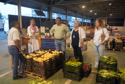 L’alcaldessa accidental, Carme Valls, i la regidora Pilar Bosch han visitat aquest dijous el Mercat Central de Fruites i Verdures, a l’àrea del CIM –….
